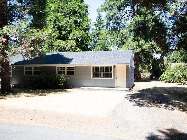 2119 Eastwood Ln — Photo 2