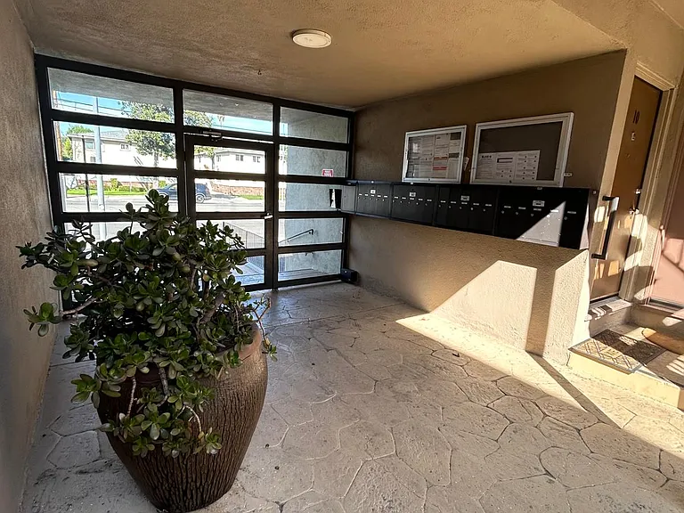 15034 Burbank Blvd — Photo 5