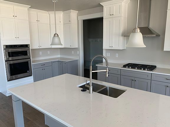 Beautiful countertops and large range