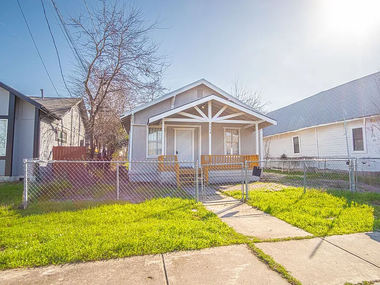 1518 Burnet St — Photo 3