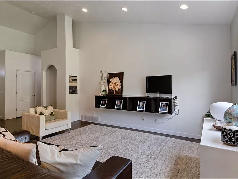 2037 E Brookings Dr — Photo 4