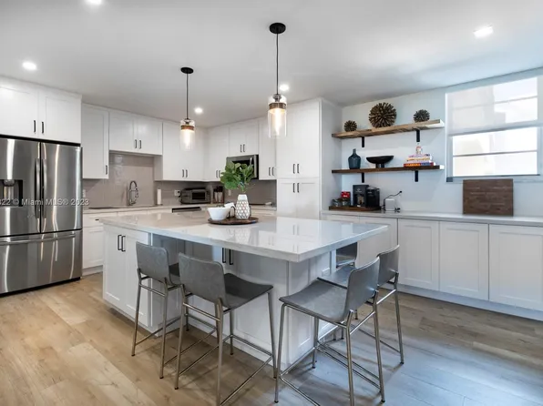 90 Edgewater Dr APT 1101, Coral Gables, FL 33133