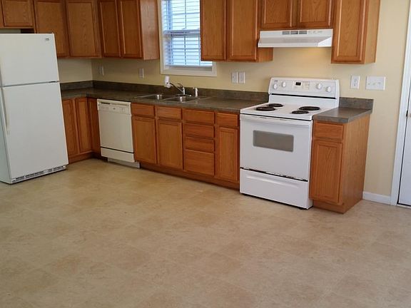 3rd image of 136 Lincoln Dr #B