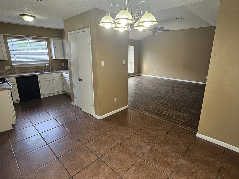 4250 Southchase Ln — Photo 7