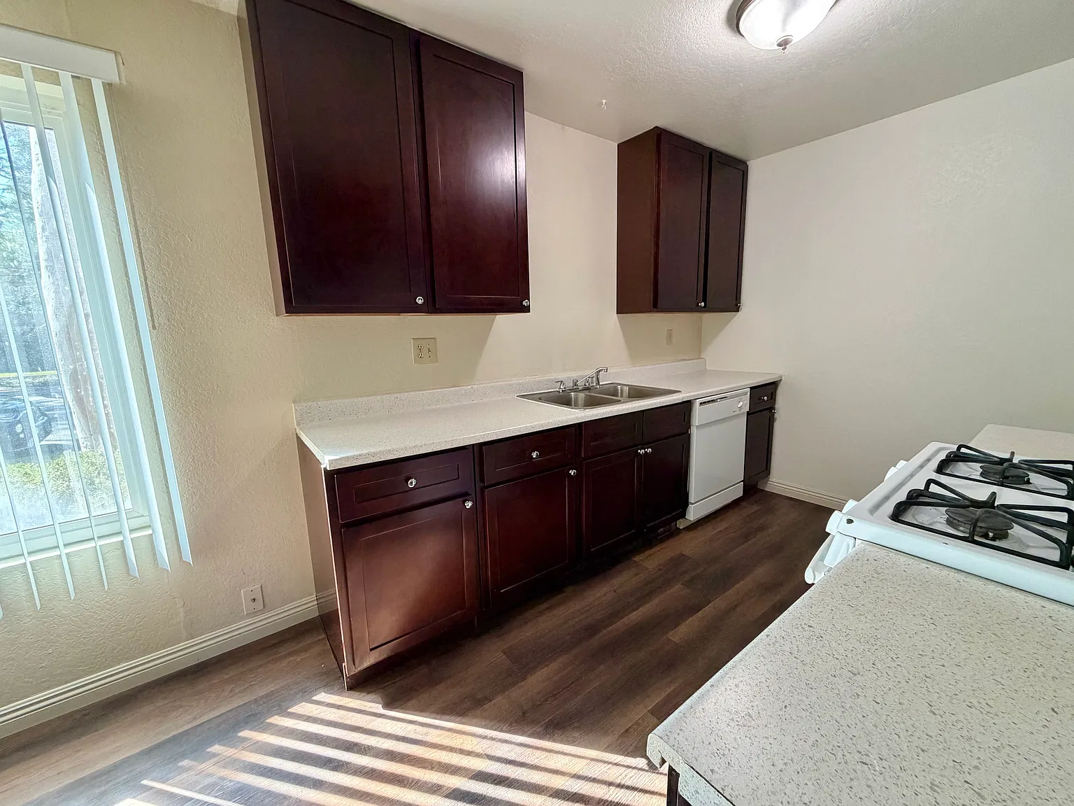 2 bed, 900 sqft, $2,595 — Photo 2