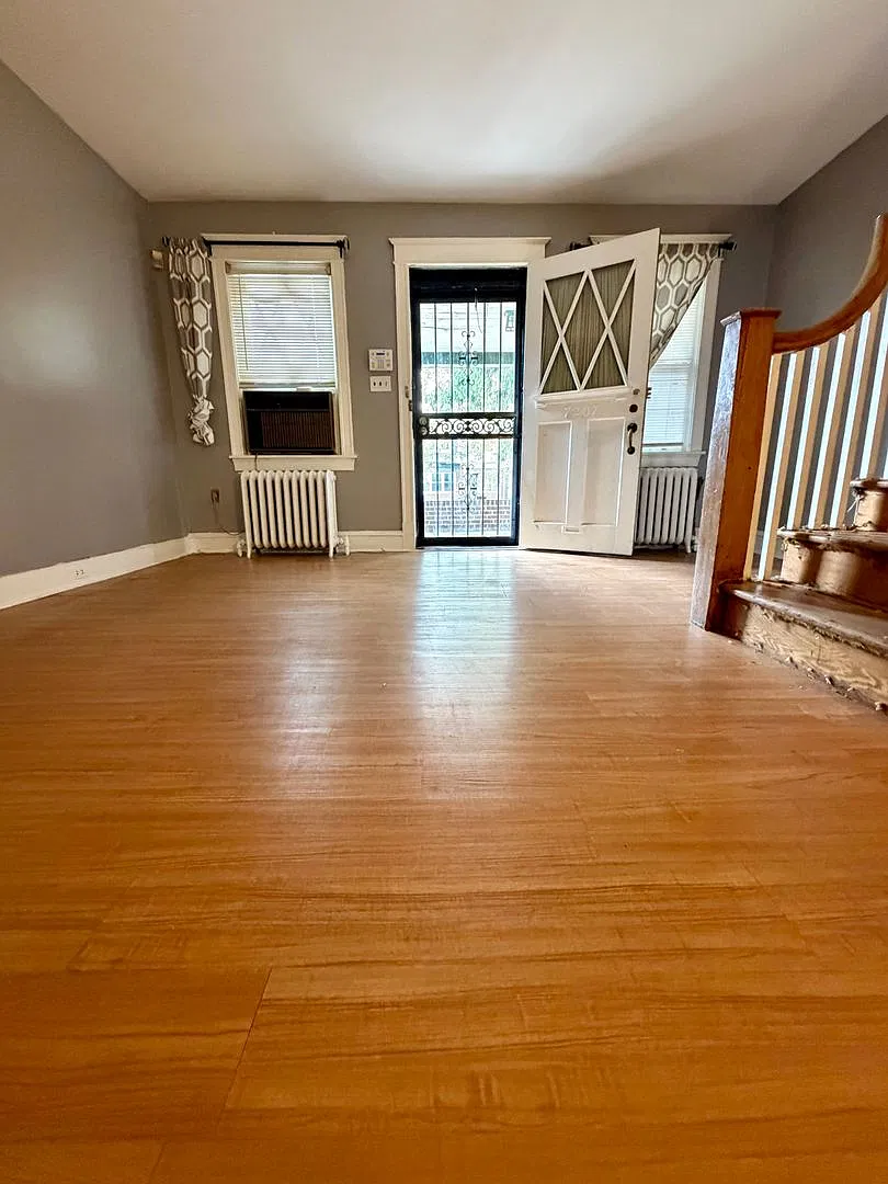 Charming 3-Bedroom/1-Bathroom Home in West Oak! Available NOW! — Photo 4