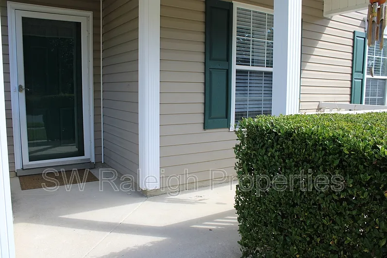 3 bed, 2.0 bath, 1303 sqft, $2,000 — Photo 2