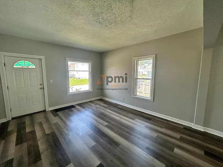 906 2nd St — Photo 4