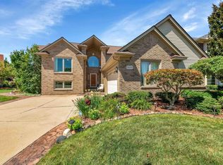 34247 Rambling Dr N, Fraser, MI 48026