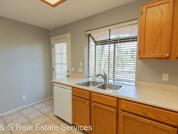 5th image of 1017 E Maryland Ave Unit 201