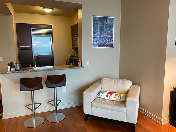 5th image of 425 1st St Unit 1401