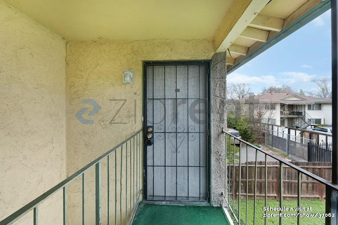 2 bed, 900 sqft, $1,350 — Photo 2