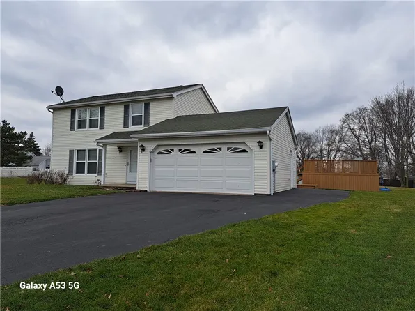 10 Newcomb Dr, Hilton, NY 14468