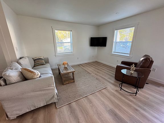 3rd image of 10 Halls Ln