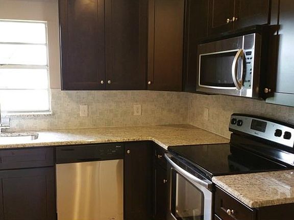 4th image of 967 Sand Crest Dr