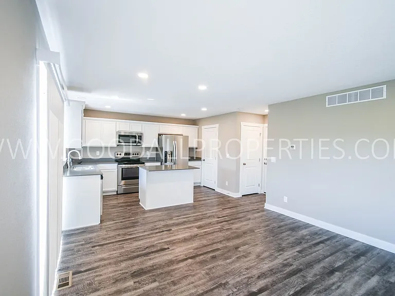 1007 Warren St — Photo 4