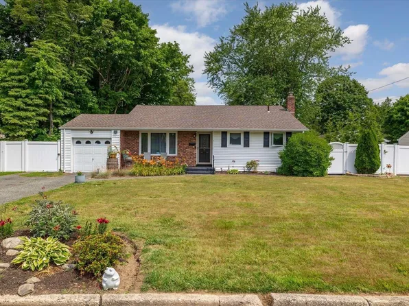 7 Beech Place, Bay Shore, NY 11706