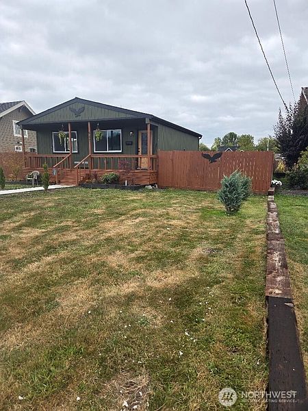 5th image of 557 SW Pacific Avenue