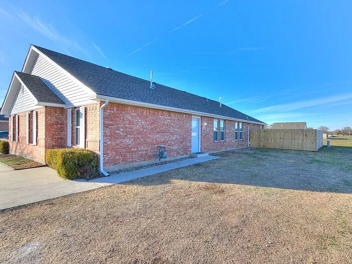 2515 Leeds Ln — Photo 9