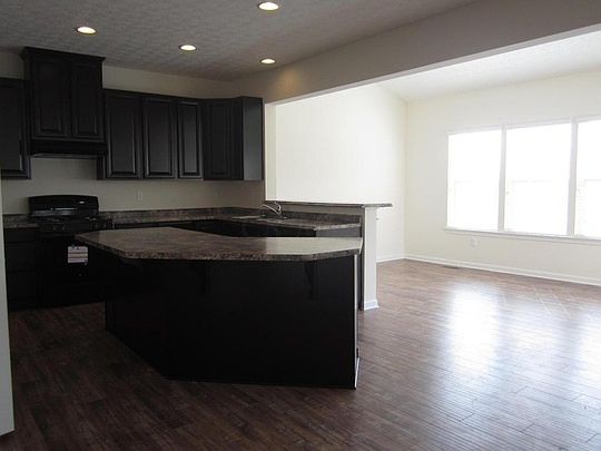 5th image of 2105 W Gardenia Dr