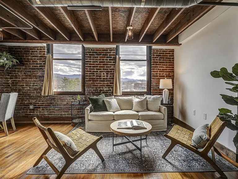 110 W Market St #304 — Photo 13