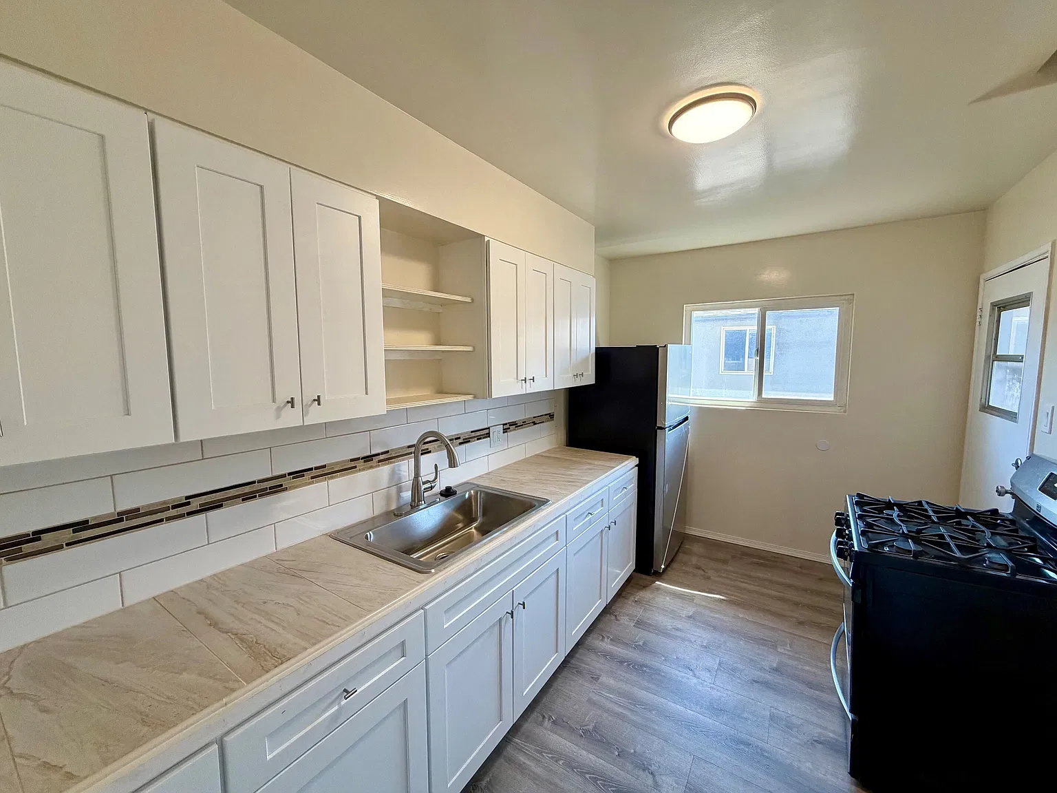 325 Raymondale Dr — Photo 1