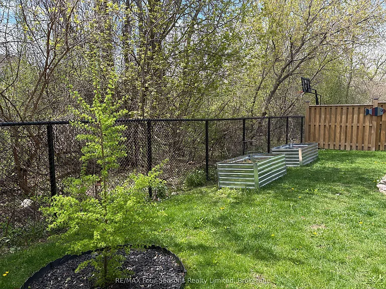 40 Kirby Ave — Photo 28