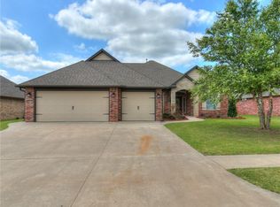 2920 SE 27th St, Moore, OK 73160