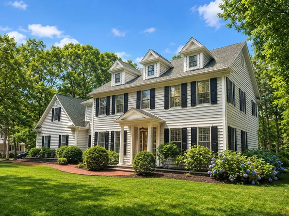 https://photos.zillowstatic.com/fp/9775c3d18cd17ecf7c9c9d7fadbbb4bd-p_e.webp