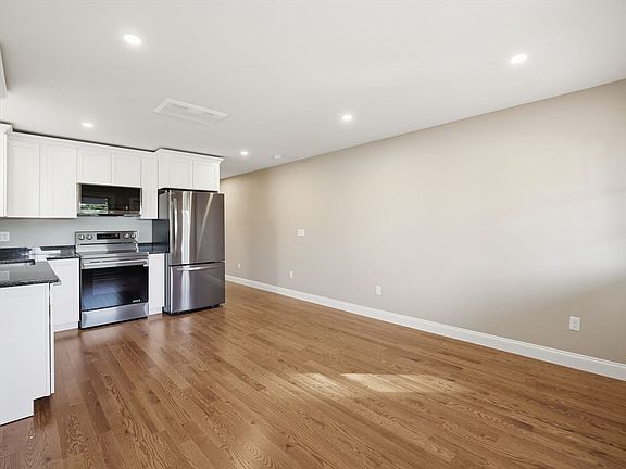 4th image of 477 Washington St #477