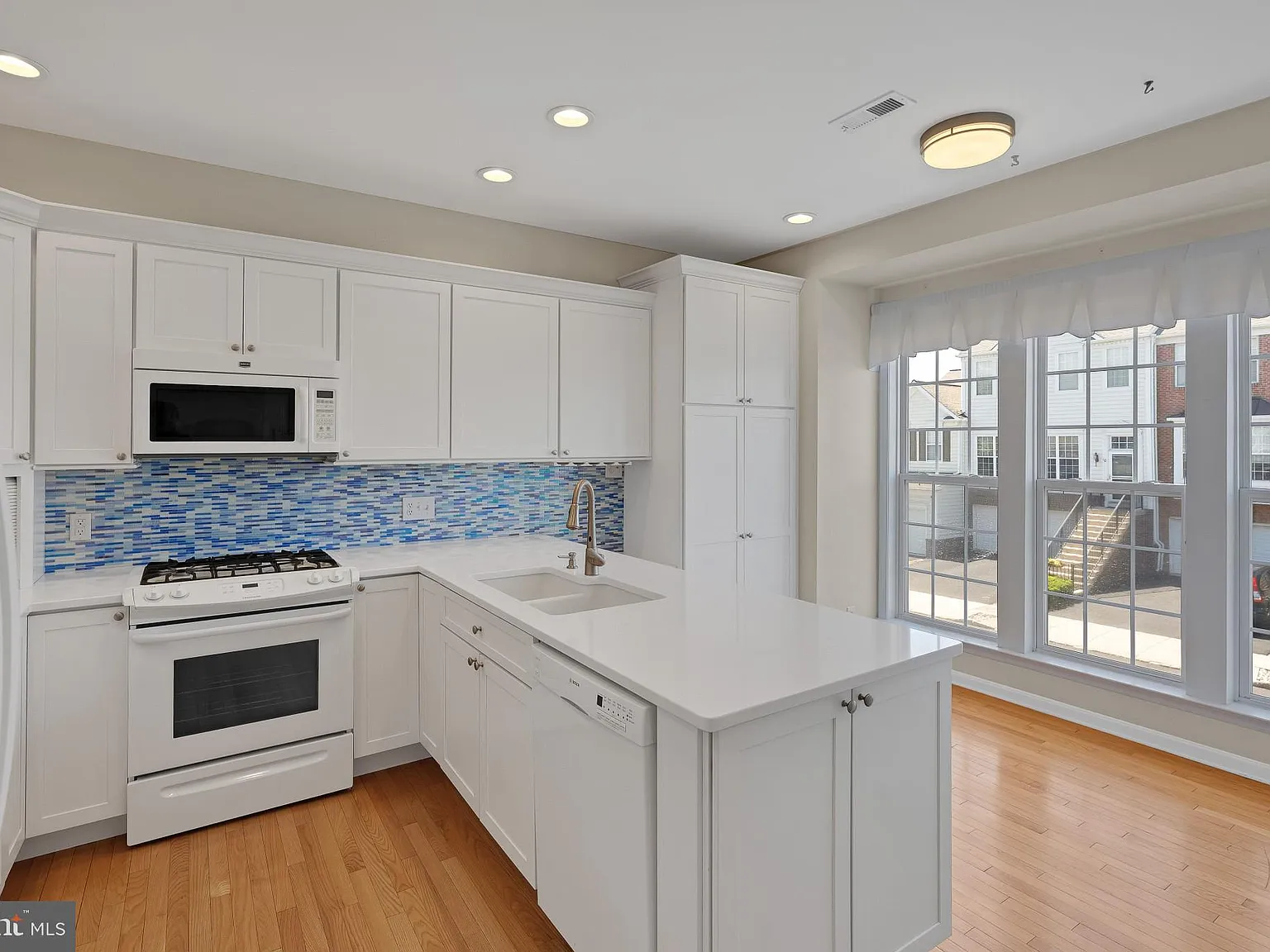 2 bed, 4.0 bath, 1952 sqft, $3,000 — Photo 3