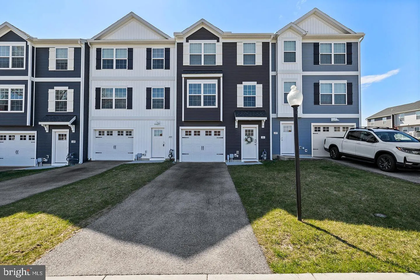 4 bed, 2.5 bath, 1650 sqft, $2,266 — Photo 1