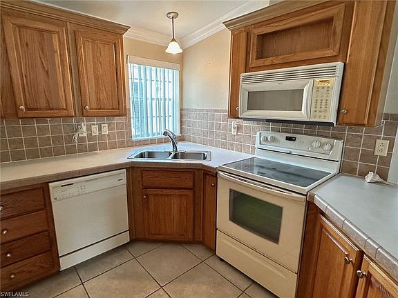 4th image of 1051 Diamond Lake CIR
