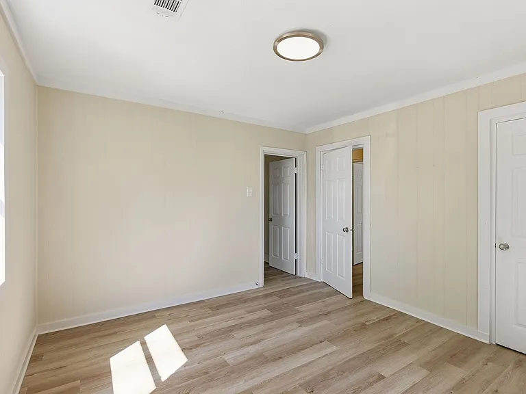 116 Chester Ave — Photo 16