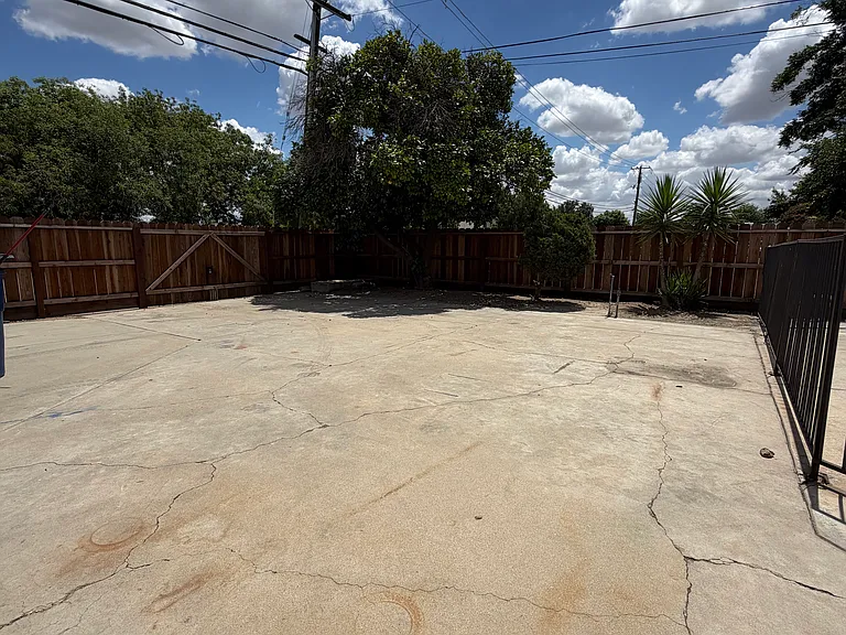 2038 E Ashlan Ave — Photo 30