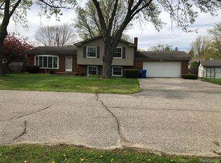 5510 Berkley Dr, Waterford, MI 48327