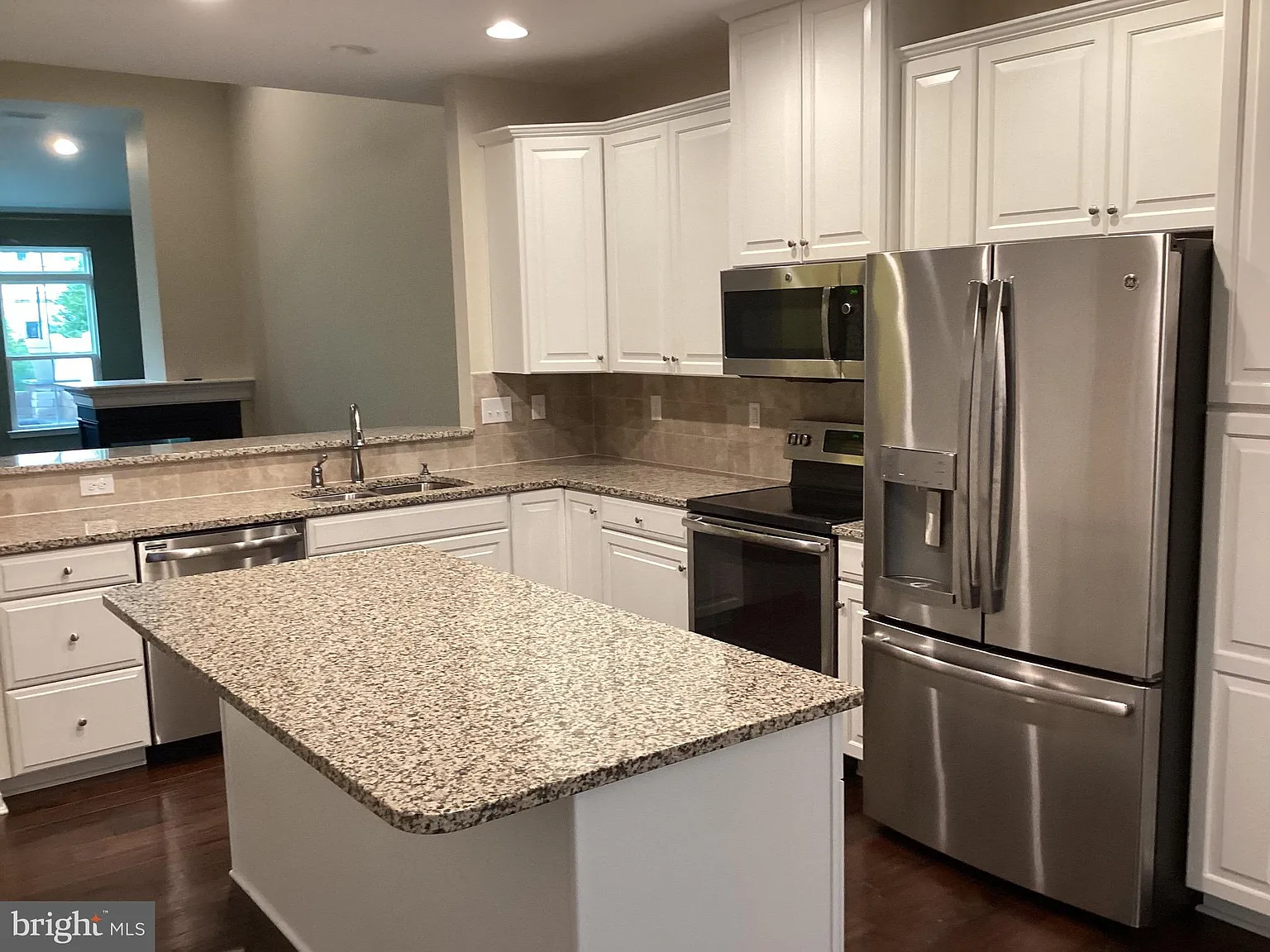 3 bed, 2.5 bath, 2100 sqft, $3,000 — Photo 3