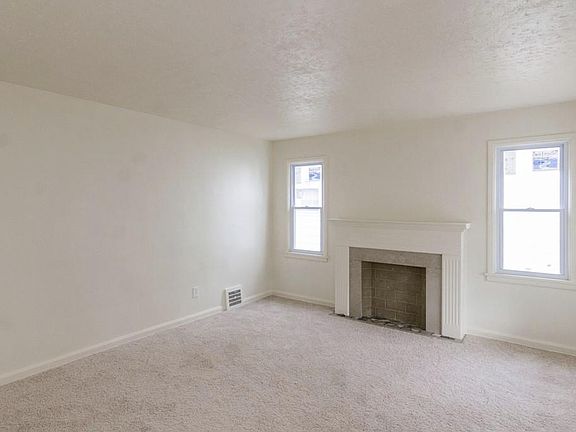 4th image of 17821 Waterbury Ave