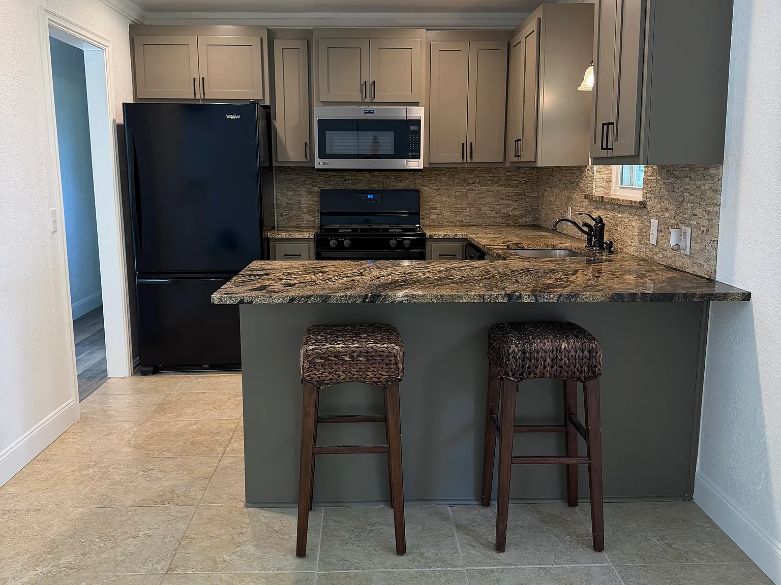 3 bed, 1050 sqft, $1,600 — Photo 3