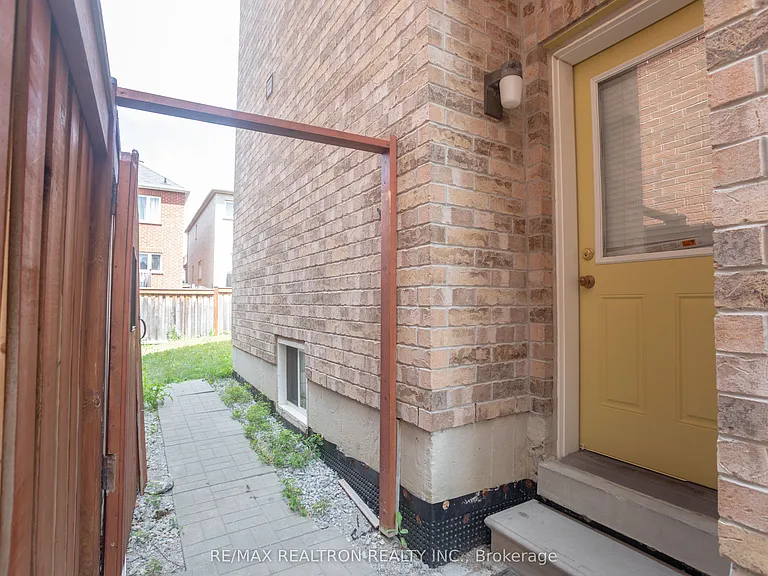 54 Chayna Cres — Photo 2