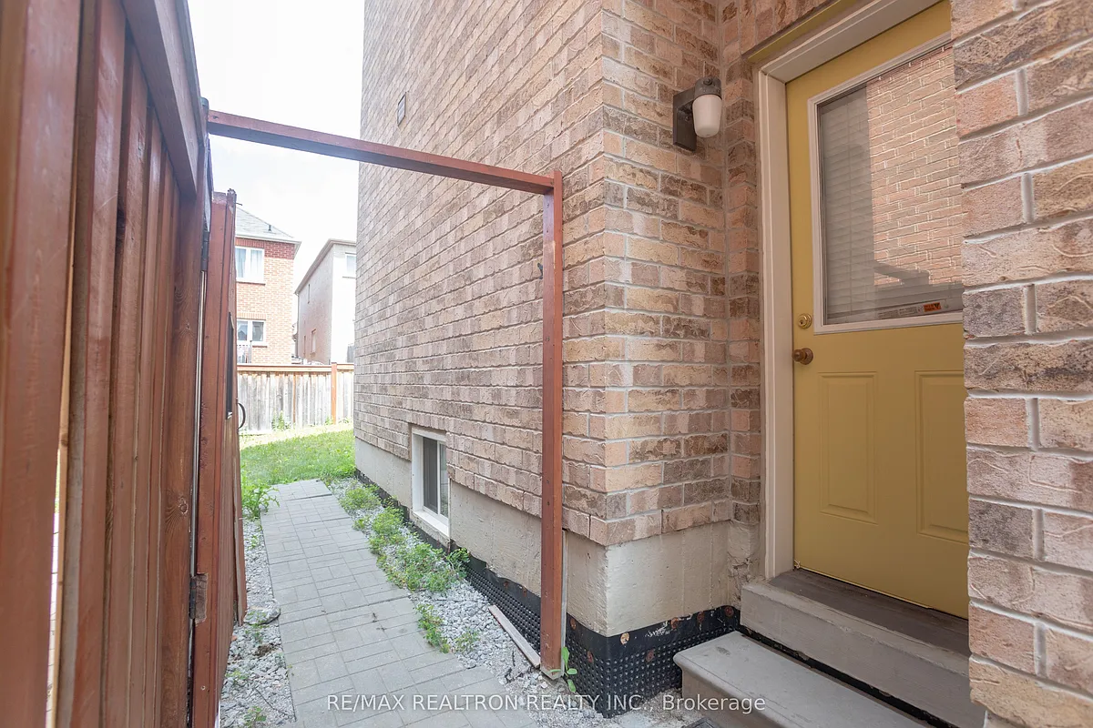 Building Photo - 54 Chayna Cres