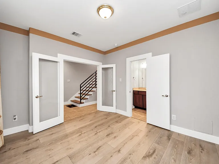 1807 W Webster St — Photo 17