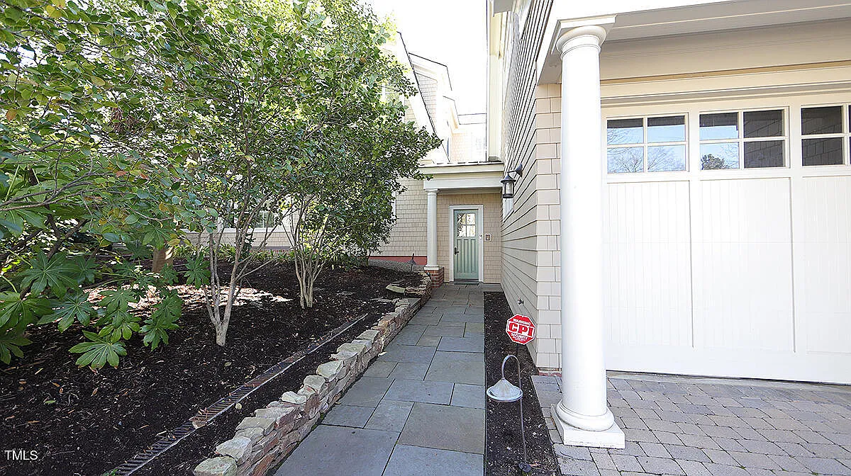 Studio, 1.0 bath, 800 sqft, $1,900 — Photo 1