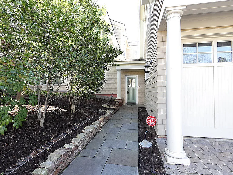 1027 Vance St — Photo 1