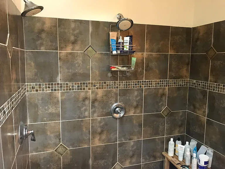 Upstairs shower with 2 shower heads