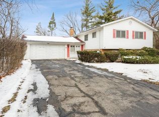 180 Greenbriar Dr E, Deerfield, IL 60015