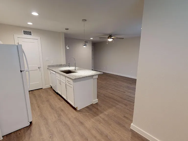 Mosswood Apartments — Photo 13