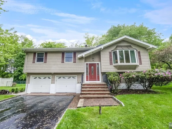 9 Country Ln, Hillsdale, NJ 07642