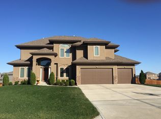 525 NE Parkview Pl, Lees Summit, MO 64086
