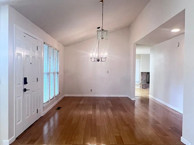 804 Cottonwood Dr — Photo 3